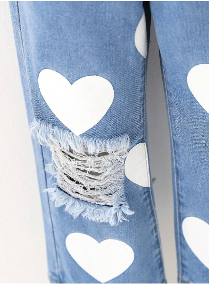 Jeans desgastados con estampado de  Corazones para niña