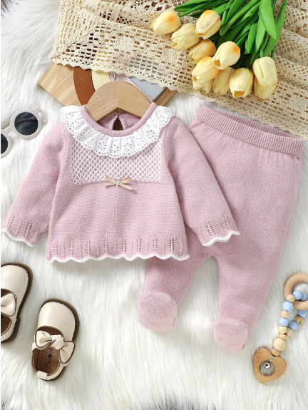 Conjunto primer dia rosa con detalles de bordado y pantalón con pies tejido para niña