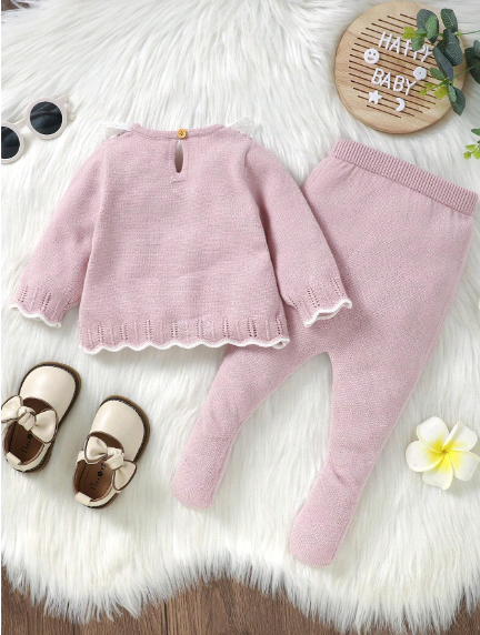 Conjunto primer dia rosa con detalles de bordado y pantalón con pies tejido para niña