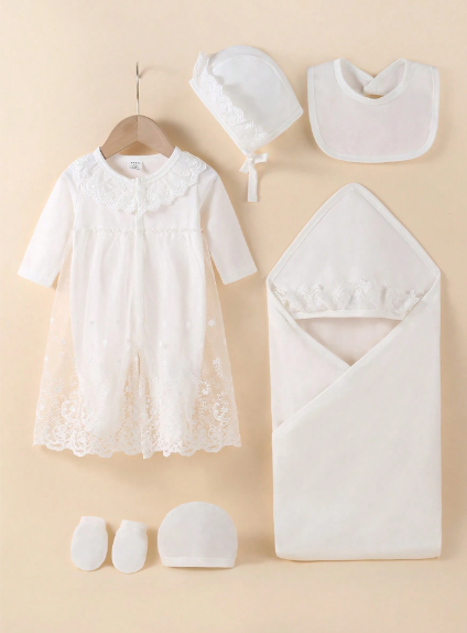 Conjunto de regalo para bebé niña que incluye vestido de color blanco sólido minimalista con encaje, pelele de manga larga, gorro, guantes, babero, todo en una caja