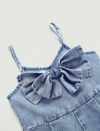 Enterizo de Jeans tipo short con detalle de lazo para niña